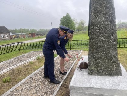 Следователи Навлинского межрайонного следственного отдела регионального следственного управления восстановили мемориал братской могилы в селе Партизанское